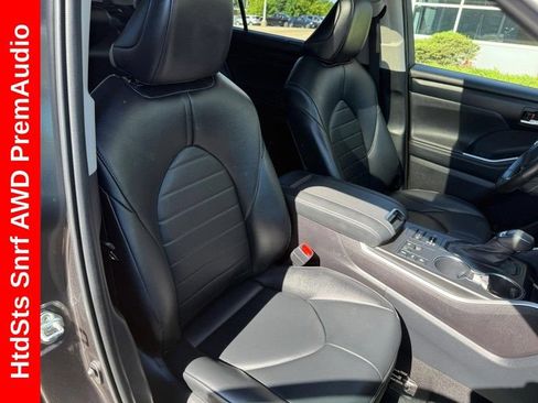 Used 2023 Toyota Highlander XLE AWD/4WD image 11