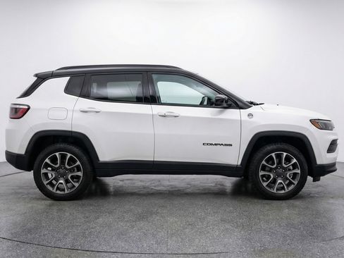 Used 2025 Jeep Compass Trailhawk image 11