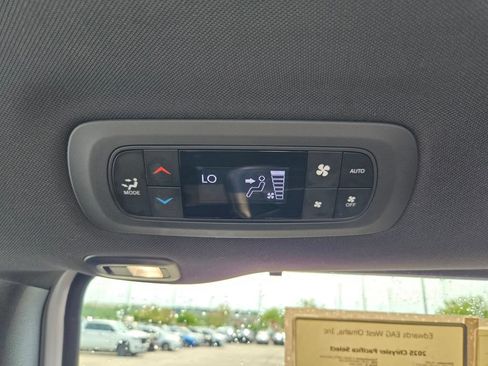 Used 2025 Chrysler Pacifica Select AWD/4WD image 29