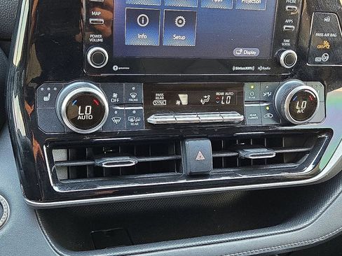 Used 2021 Toyota Highlander XLE AWD/4WD image 29