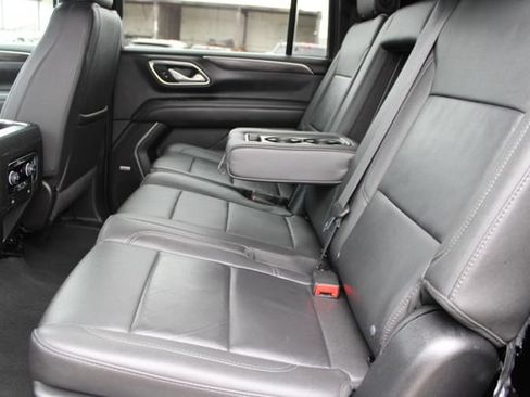 Used 2024 Chevrolet Suburban LT RWD image 36