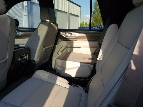 Used 2024 GMC Yukon SLT w/ SLT Luxury Package RWD image 10