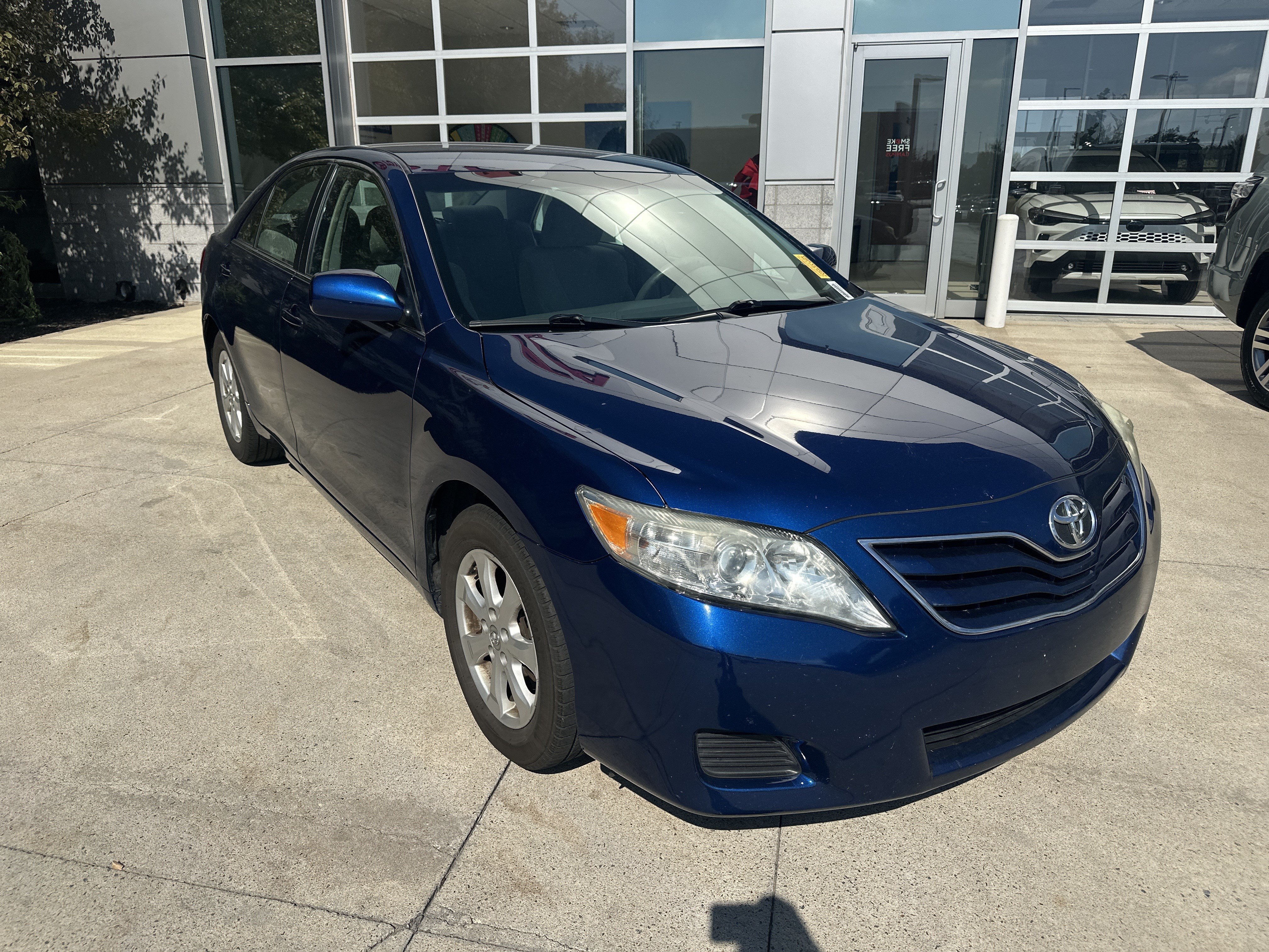 Used 2011 Toyota Camry LE w/ LE Extra-Value Pkg FWD image 2