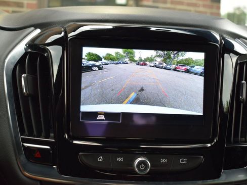 Used 2023 Chevrolet Traverse LT FWD image 21