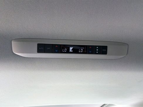 Used 2025 Toyota Sienna XLE w/ XLE Plus Package FWD image 19
