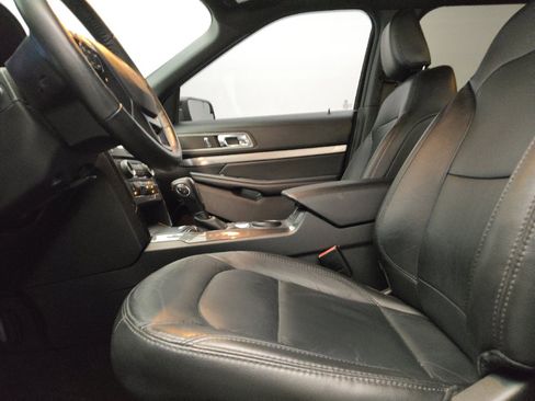 Used 2018 Ford Explorer XLT w/ Equipment Group 202A FWD image 17