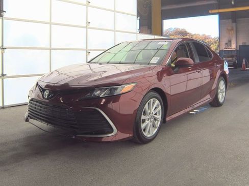 Used 2022 Toyota Camry LE image 1