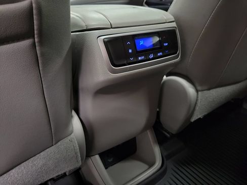 Used 2018 Toyota Highlander Limited AWD/4WD image 32