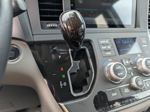 Used 2018 Toyota Sienna XLE image 20