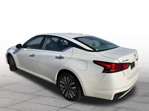 Used 2024 Nissan Altima 2.5 SV image 4