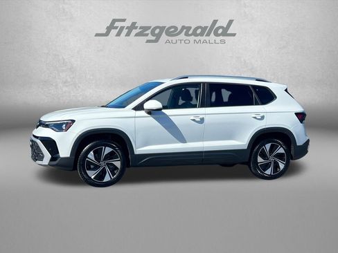 Used 2025 Volkswagen Taos SE AWD/4WD image 5