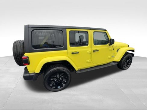 Used 2023 Jeep Wrangler Unlimited Sahara w/ Cold Weather Group AWD/4WD image 9