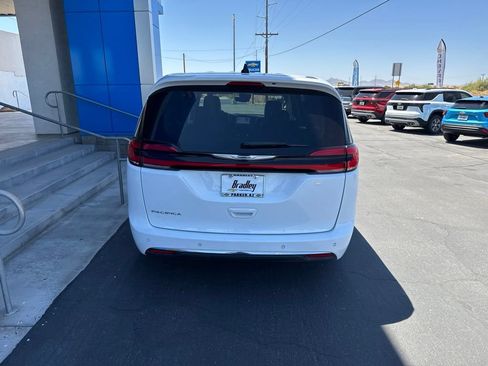 Used 2024 Chrysler Pacifica Touring-L FWD image 6