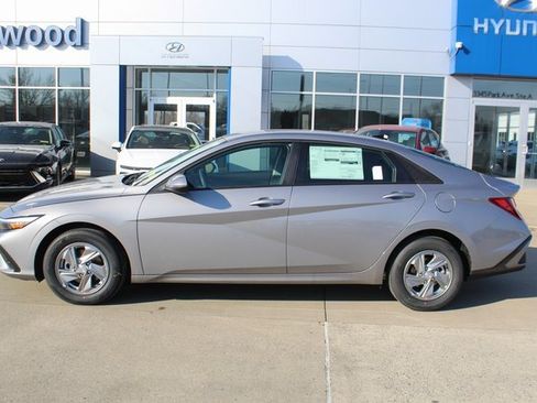 New 2026 Hyundai Elantra SE image 2