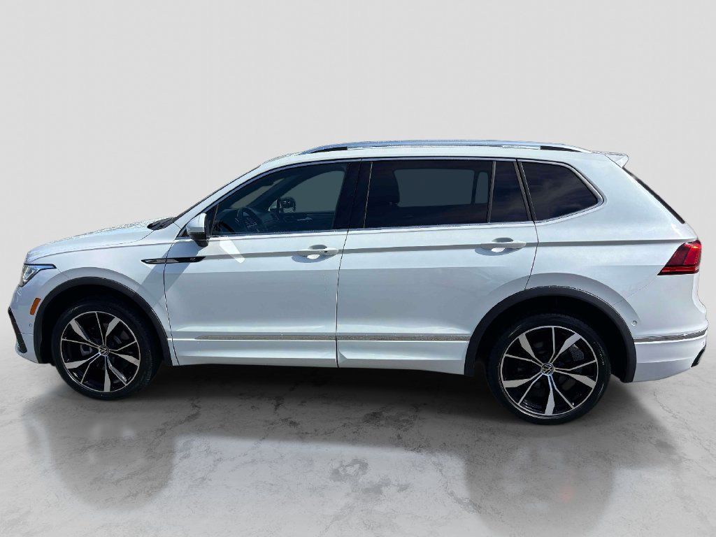 Used 2023 Volkswagen Tiguan SEL R-Line AWD/4WD image 2