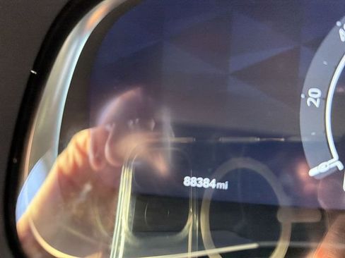 Used 2023 Toyota Venza Limited image 13