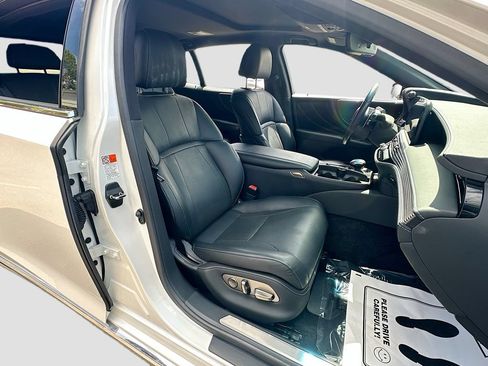 Used 2022 Lexus LS 500 w/ Accessory Package (Z2) RWD image 28