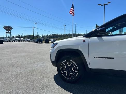 Used 2025 Jeep Compass Trailhawk AWD/4WD image 26