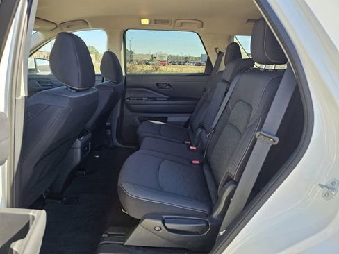 Used 2024 Nissan Pathfinder SV image 16