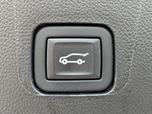 Used 2023 Chevrolet Traverse LT w/ LT Premium Package AWD/4WD image 44
