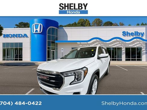 Used 2024 GMC Terrain SLE image 1