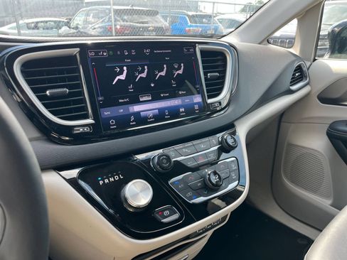 Used 2024 Chrysler Pacifica Touring-L FWD image 16
