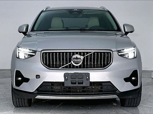 Used 2023 Volvo XC40 B5 Plus image 5