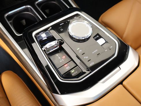 Used 2023 BMW 740i w/ Parking Assistance Package image 9