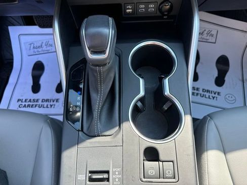 Used 2022 Toyota Highlander XLE AWD/4WD image 19