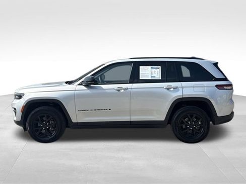 Used 2025 Jeep Grand Cherokee Altitude AWD/4WD image 31