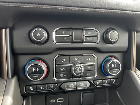 Used 2023 Chevrolet Suburban High Country image 37