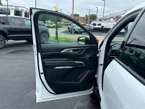 Used 2025 Chevrolet Traverse LT image 17