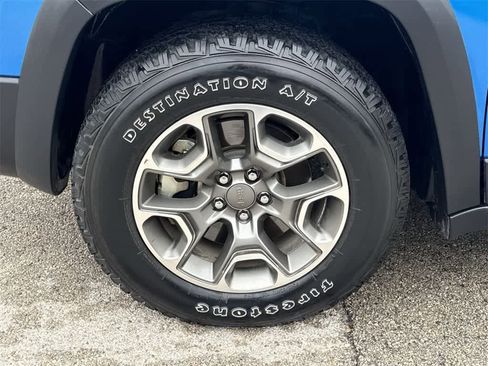 Used 2022 Jeep Cherokee Trailhawk image 9