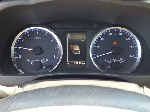 Used 2019 Toyota Highlander LE AWD/4WD image 16