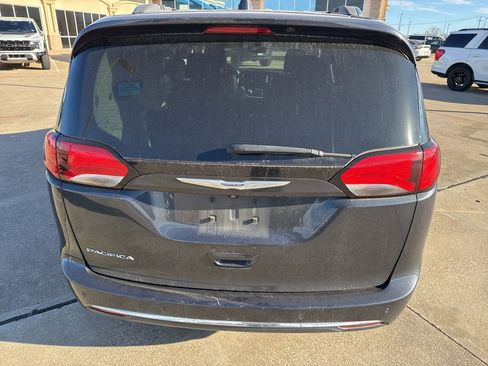 Used 2020 Chrysler Pacifica Touring-L image 8