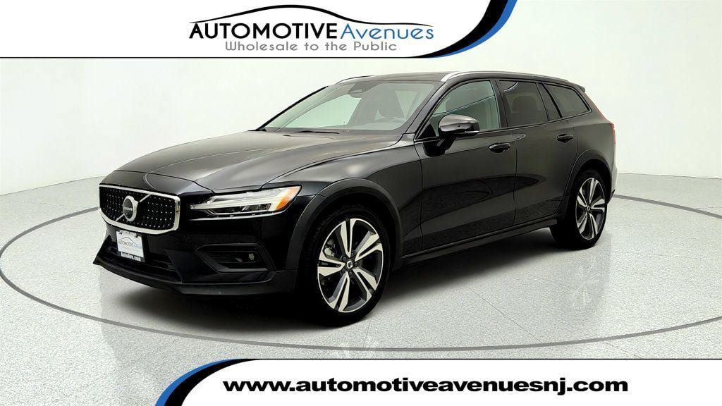Used 2025 Volvo V60 B5 Cross Country Plus AWD/4WD image 1
