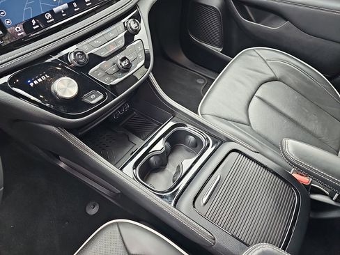 Used 2025 Chrysler Pacifica Limited image 31