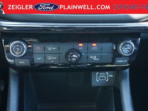 Used 2023 Jeep Compass Latitude AWD/4WD image 18