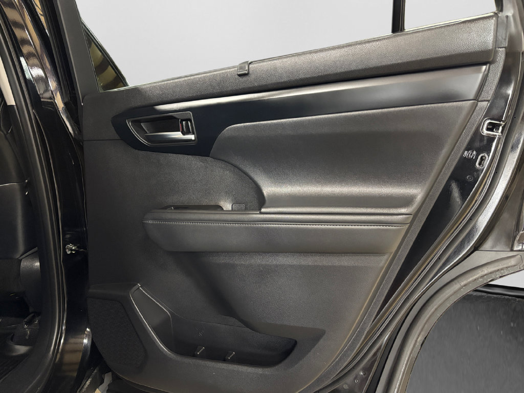 Used 2021 Toyota Highlander XLE AWD/4WD image 52