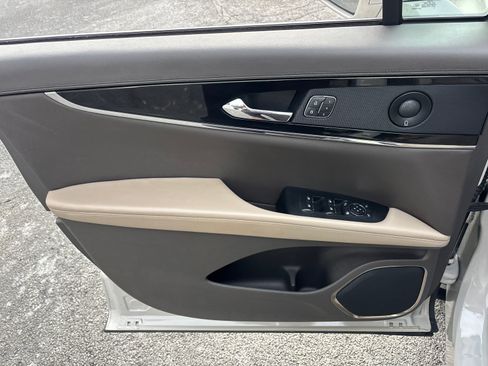 Used 2021 Lincoln Nautilus Reserve image 11