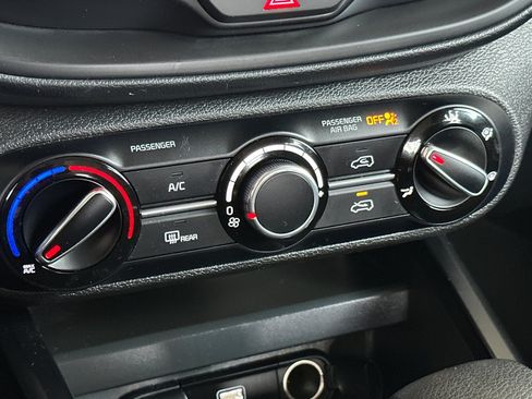 Used 2025 Kia Soul LX w/ LX Technology Package FWD image 21