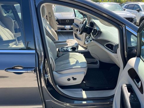 Used 2018 Chrysler Pacifica Limited w/ Tire & Wheel Group FWD image 18