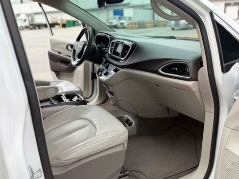 Used 2020 Chrysler Pacifica Touring-L FWD image 24