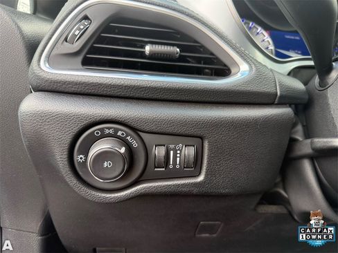 Certified 2025 Chrysler Pacifica Limited image 14