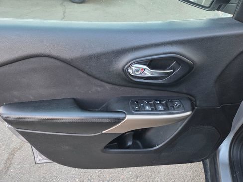 Used 2018 Jeep Cherokee Latitude FWD image 7
