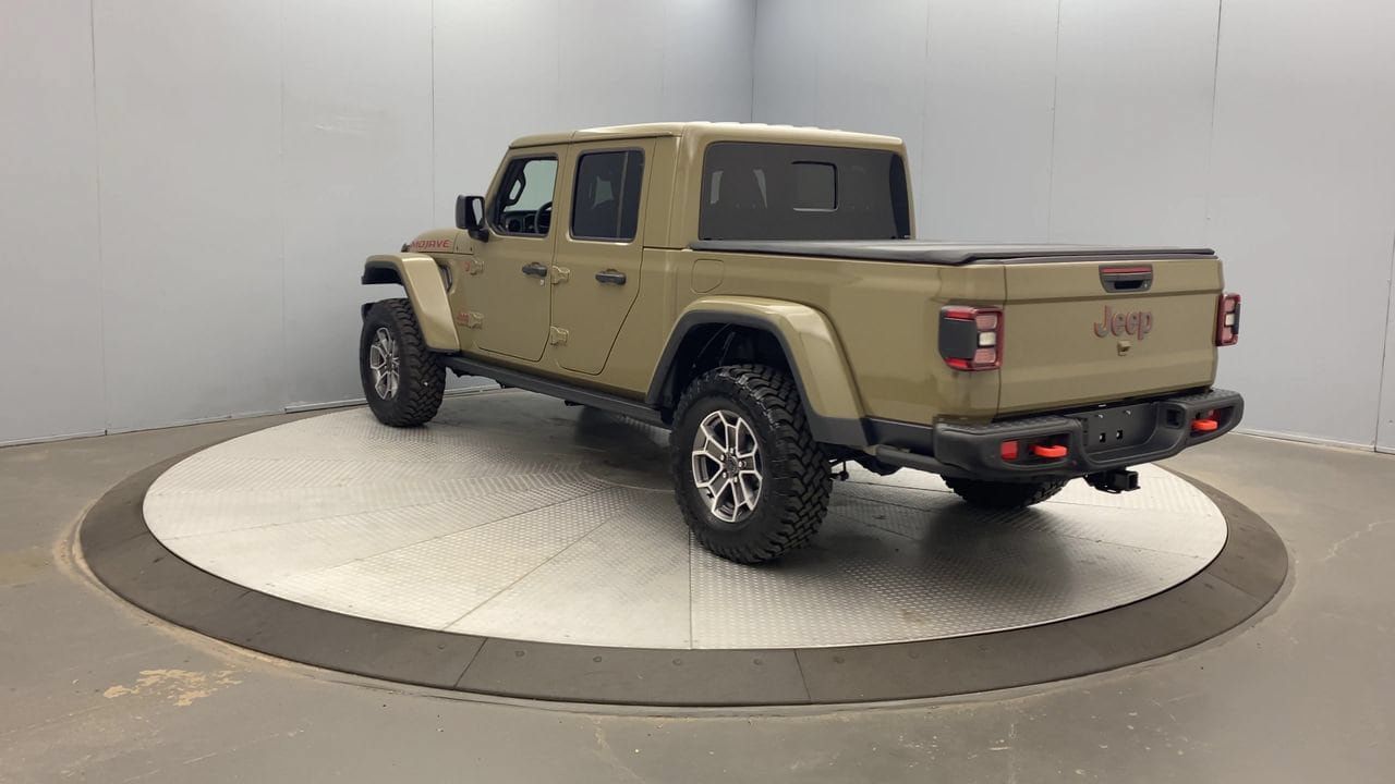 Used 2025 Jeep Gladiator Mojave AWD/4WD image 3