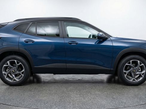 Used 2025 Chevrolet Trax LT image 11