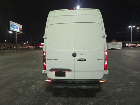 Used 2021 Mercedes-Benz Sprinter 2500 image 7