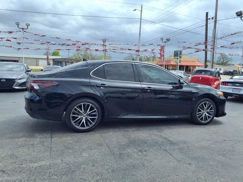 Used 2021 Toyota Camry XLE w/ Navigation Upgrade Package image 22