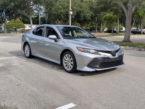 Used 2020 Toyota Camry LE FWD image 3